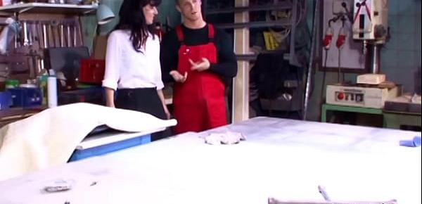 Ehefrau vom Chef mit extrem behaarter Fotze fickt den Jungspund Gesellen